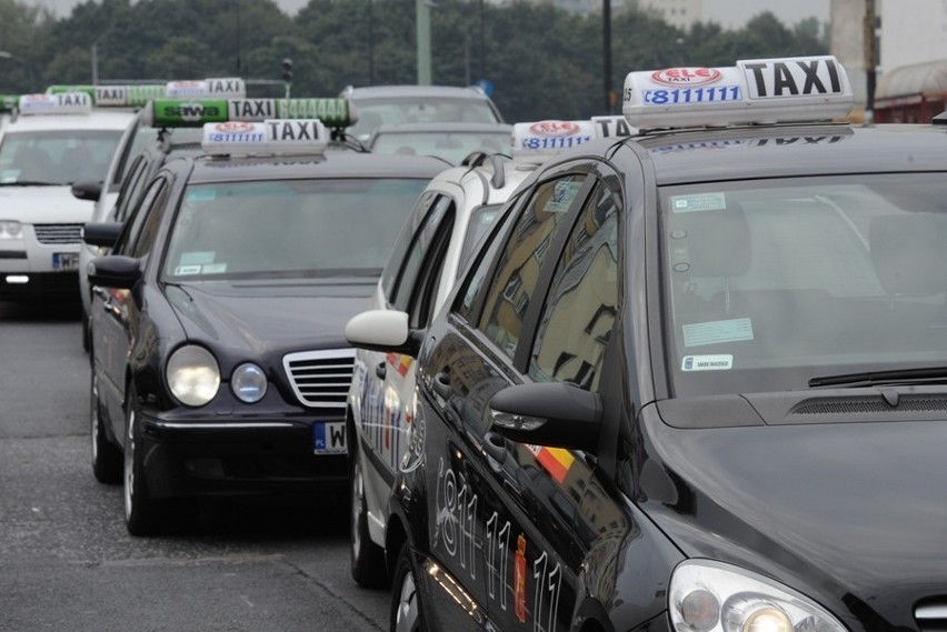 Trwa walka z nielegalnymi taksówkami w Warszawie