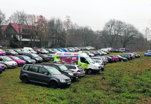 Gdy swoje mecze nieopodal rozgrywa Pogoń, boisko przeistacza się w duży parking, z którego korzystają kibice