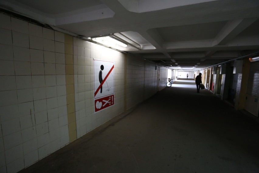 Plakaty "zakaz sikania" na Pradze. Nietypowa akcja w tunelu. Czy rozwiążą śmierdzący problem?
