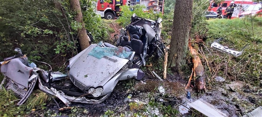 Tragiczny wypadek w Osieku. Auto wjechało w drzewo. Jedna osoba nie żyje, dwie zostały ranne 