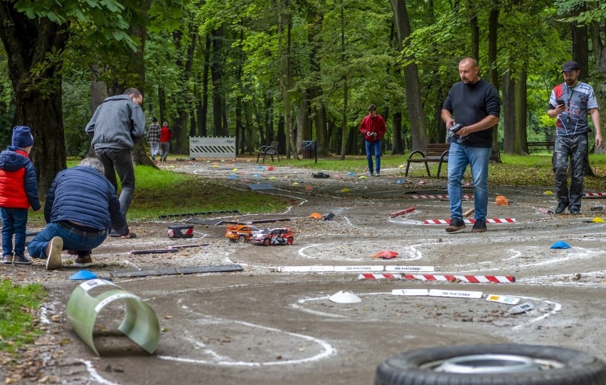 Wyścigi modeli samochodów rajdowych w bytomskim Parku Kachla...