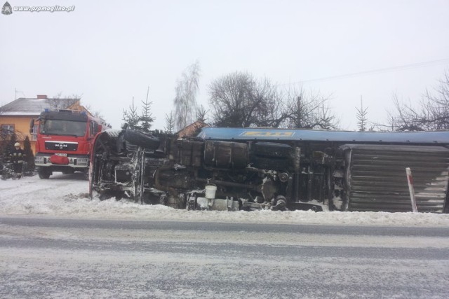 Niemojewko: TIR w rowie przy drodze krajowej nr 15/25 [ZDJĘCIA]