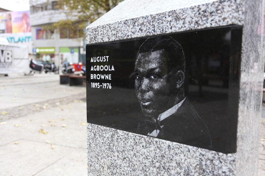 Uwiecznili wspomnienie o czarnoskórym powstańcu. August Agbooli Browne „Ali” z kamieniem pamiątkowym na Pasażu Wiecha