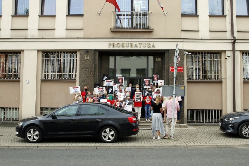 „Stop zamrożeniu płac”. Pracownicy prokuratur w Lublinie wyszli na ulice. Zobacz zdjęcia 