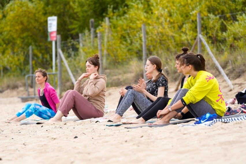 Joga na plaży w Brzeźnie. Ci ludzie zdecydowali się na poranne zajęcia jogi nad morzem. Zobaczcie zdjęcia!