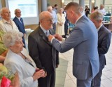 Burmistrz Włodawy wręczył medale za wieloletnie pożycie małżeńskie. Zobacz zdjęcia