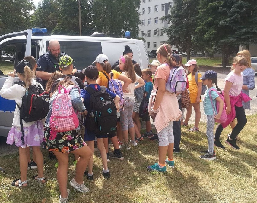 Dzieci z półkolonii odwiedziły sieradzkich  policjantów oraz...