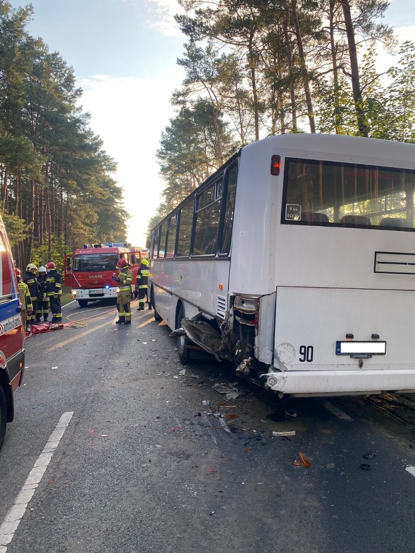 W czwartek rano samochód osobowy zderzył się z autobusem. Dwie osoby zostały ranne. Dzień wcześniej motocykl zderzył się z BMW [FOTO]