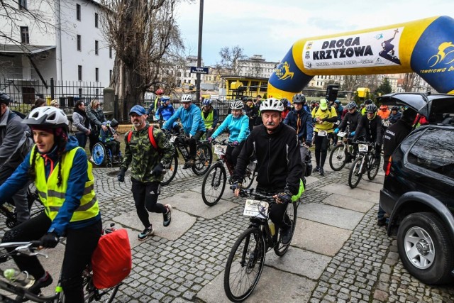 Aż 170 uczestników wzięło udział w Rowerowo-Biegowej Drodze Krzyżowej, która odbyła się w piątek (31 marca) pod patronatem biskupa bydgoskiego. Trasa najpierw wiodła ulicami Bydgoszczy, a potem terenami leśnymi Puszczy Bydgoskiej. Start nastąpił sprzed katedry przy ul. Farnej.