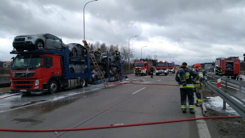 Pożar samochodu ciężarowego przewożącego auta osobowe na S8...