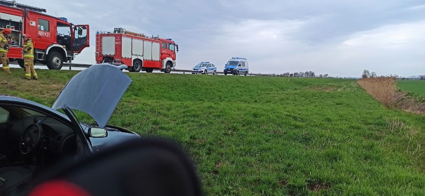 Okolice Starego Pola. W samochodzie jadącym DK 22 wybuchł pożar, kierowca trafił do szpitala w Elblągu