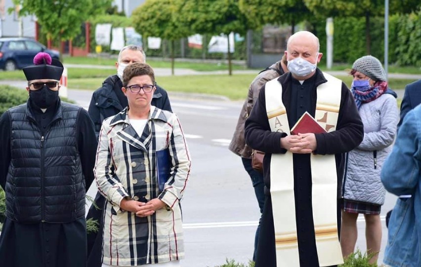 Wierzbica. Poświęcono tablicę z okazji 100. rocznicy urodzin Jana Pawła II oraz krzyż epidemiczny - zobaczcie zdjęcia