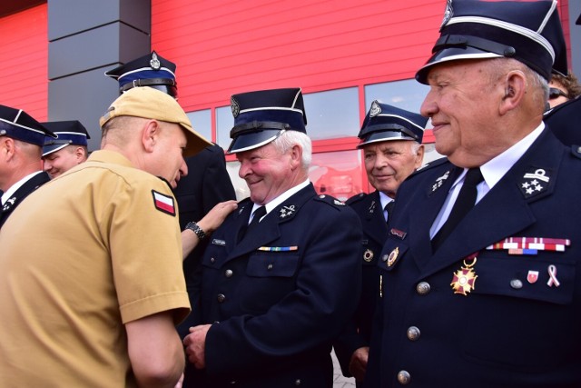 Promesy dla OSP z kujawsko-pomorskiego wręczono na placu Komendy Powiatowej Państwowej Straży Pożarnej w Żninie. Osobiście je wręczył Główny PSP gen. brygadier Andrzej Bartkowiak.