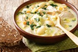 Zupa "biała lazania" to idealna propozycja na szybki, sycący obiad dla całej rodziny. Robi się sama. Wystarczy kilka składników