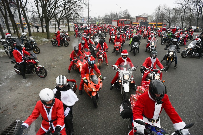 Mikołaje na motocyklach przejechali przez Warszawę