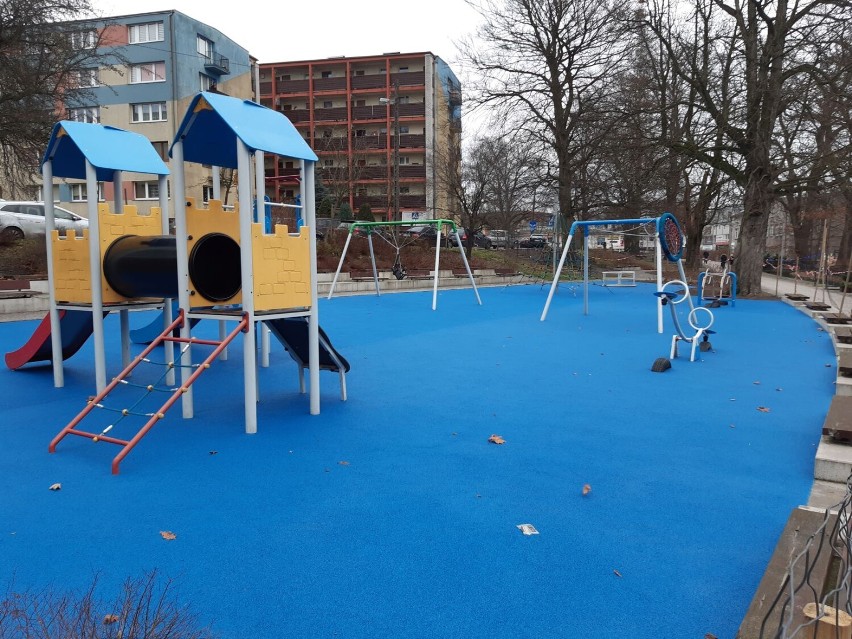 Plac zabaw w centrum Goleniowa odnowiony na niebiesko. Kiedy będzie można korzystać?