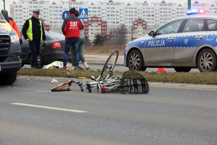 Wypadek na ulicy Piłsudskiego w Legnicy, ciężko ranny rowerzysta