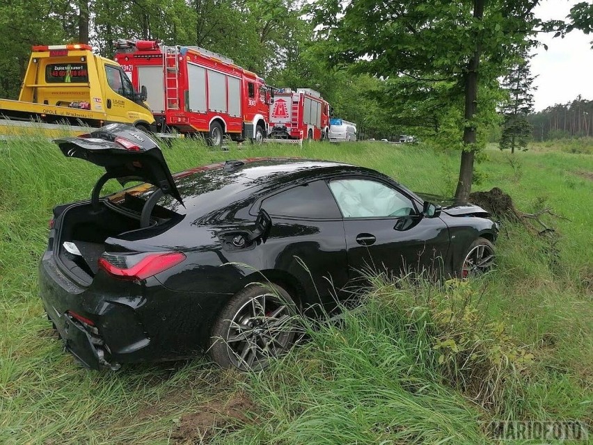 W wyniku zderzenia jedna z osób została zakleszczona w...