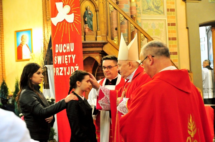 Gmina Sztabin. Kilkadziesiąt osób przystąpiło do sakramentu bierzmowania [ZDJĘCIA]