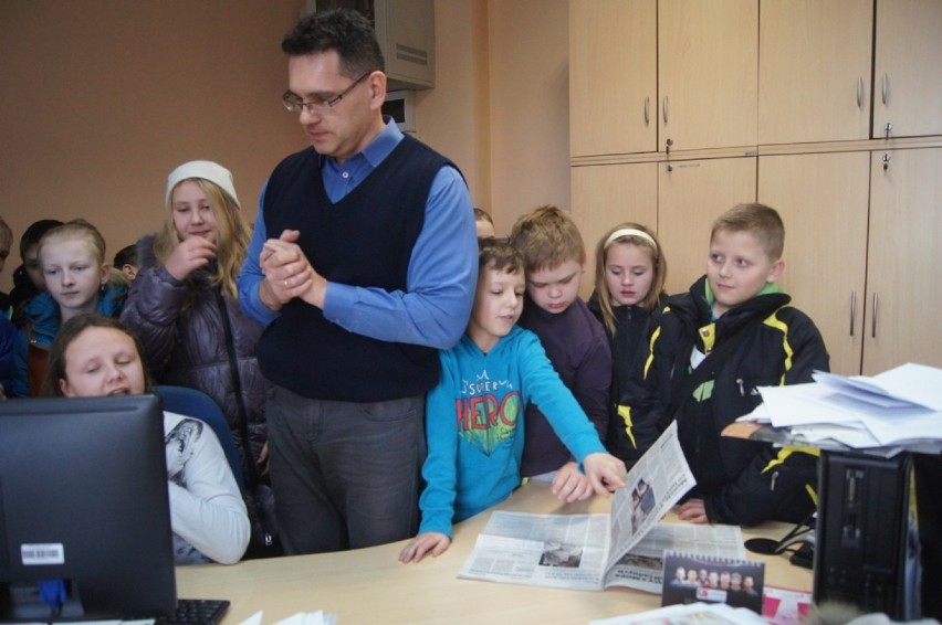 Dzieci z PSP w Jedlnie w redakcji tygodnika "Co Nowego"