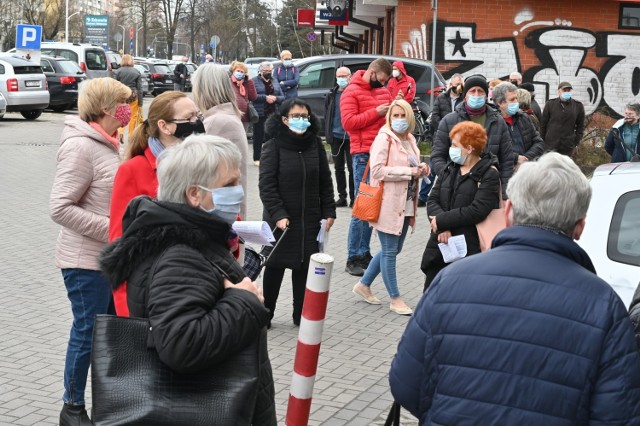 Kilkadziesiąt osób czekało w kolejce na szczepienie przeciwko COVID-19 w poniedziałek, 12 kwietnia przed Centrum Medycznym Zdrowie w Kielcach.