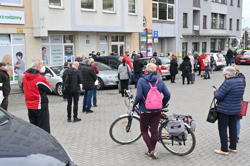 Wielkie tłumy, awantura i wyzwiska pod Centrum Medycznym Zdrowie w Kielcach! Interweniowała policja [ZDJĘCIA, FILM]