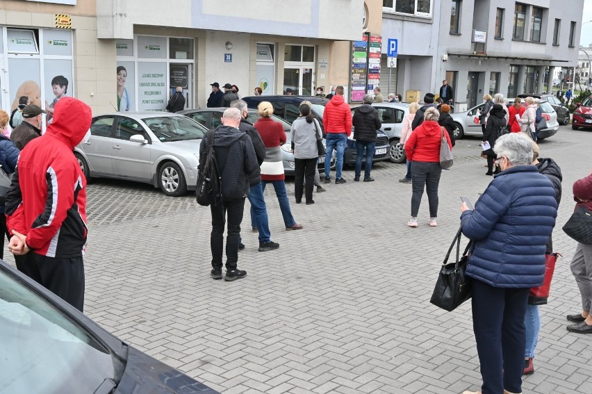 Wielkie tłumy, awantura i wyzwiska pod Centrum Medycznym Zdrowie w Kielcach! Interweniowała policja [ZDJĘCIA, FILM]