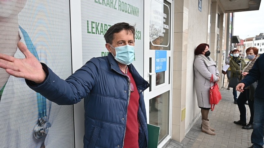 Wielkie tłumy, awantura i wyzwiska pod Centrum Medycznym Zdrowie w Kielcach! Interweniowała policja [ZDJĘCIA, FILM]