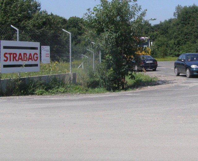 Wybudowana nowa część ul. Kryształowej kończy się tuż za bramą prowadzącą na teren firm: Strabag  i Asfalt Polska