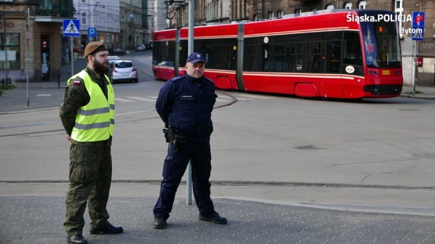 Żołnierze z policjantami na bytomskich ulicach. Kary mogą wynieść do 30 tys. zł
