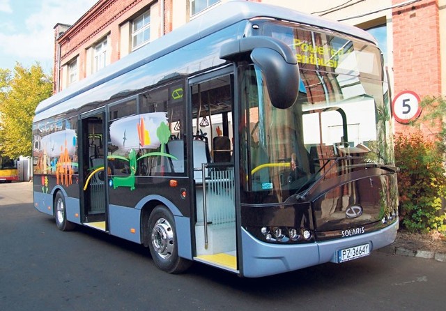 Autobus elektryczny ma zasięg około 100 km i może jechać z prędkością 50 km/h.