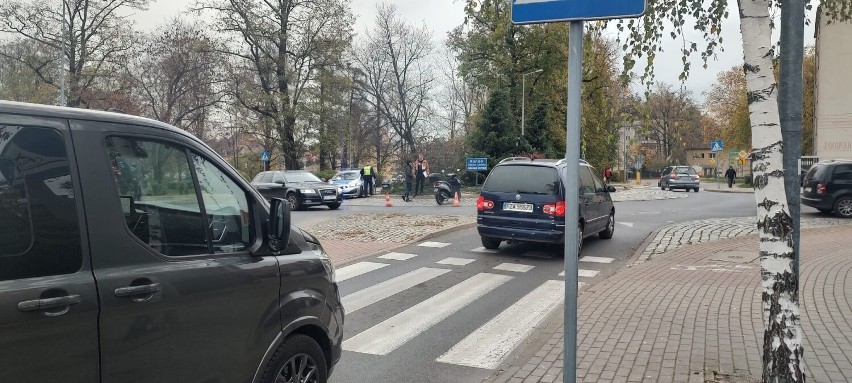 Groźny wypadek na rondzie ks. Demela w Żarach. Dziewięcioletni chłopczyk został zabrany do szpitala