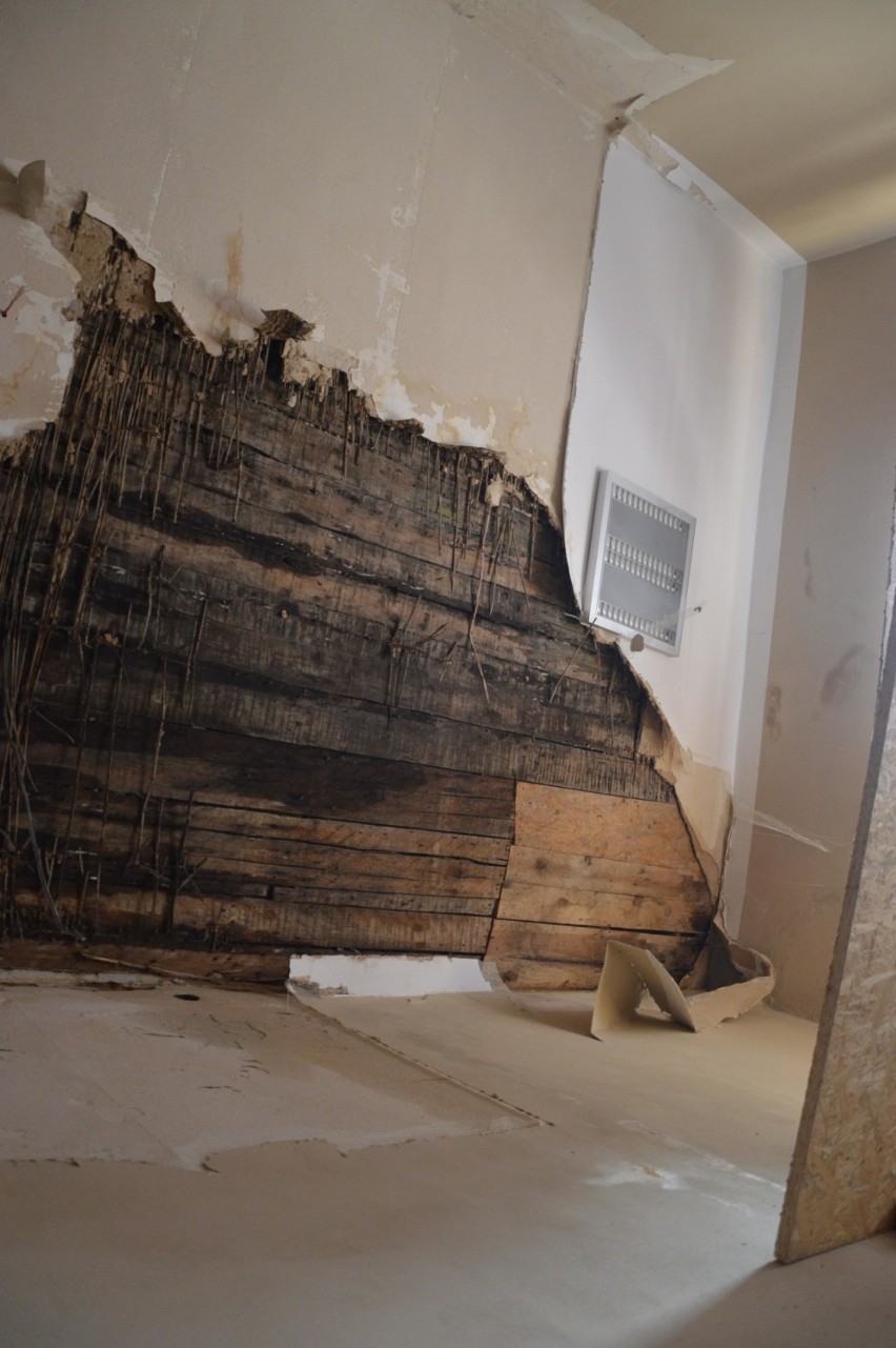 W świebodzińskim ratuszu na podłogę runął spory kawałek sufitu. Dziś urząd stanu cywilnego częściowo zamknięty