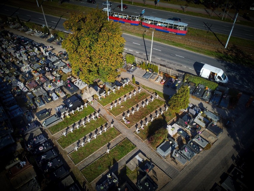 Cmentarz przy ul. Toruńskiej w Bydgoszczy. Jedna z najstarszych bydgoskich nekropolii w jesiennej odsłonie. Zobacz zdjęcia z drona