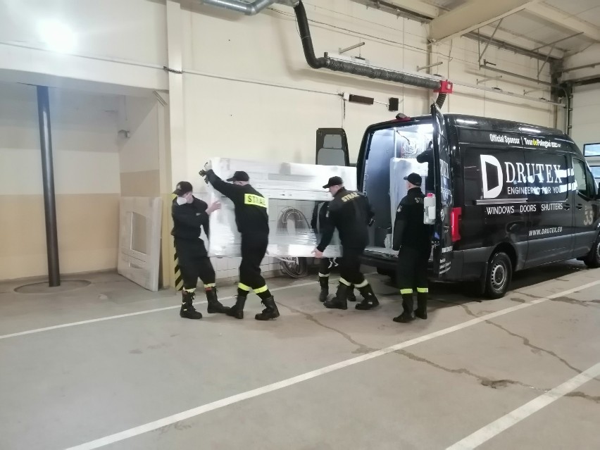Strażacy z Bytowa dostali w prezencie sprzęt. Mikołajami byli właściciele firm Drutex i Veolia