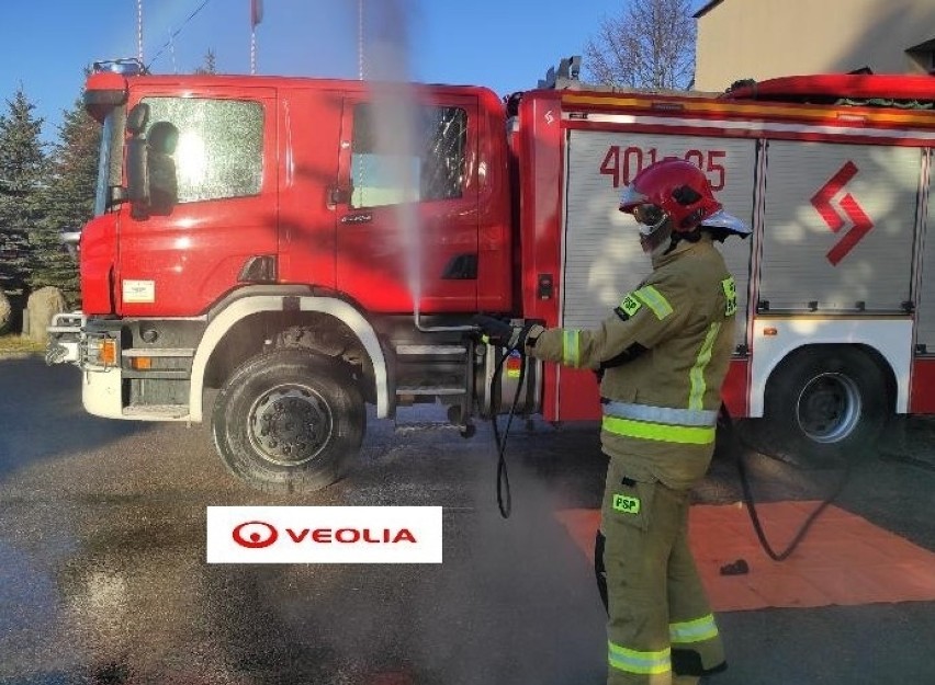 Strażacy z Bytowa dostali w prezencie sprzęt. Mikołajami byli właściciele firm Drutex i Veolia