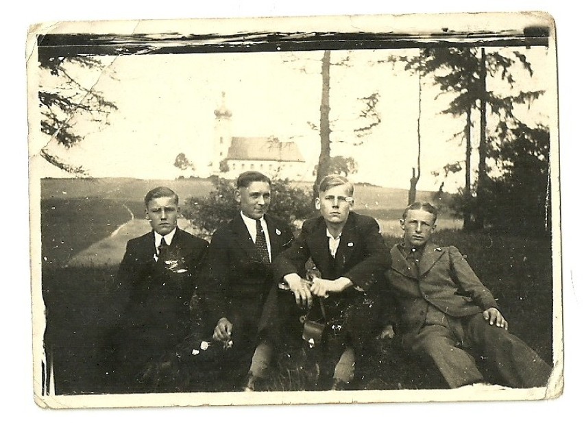 Jan Żogała (drugi z prawej)który zginął na  froncie, na tle...