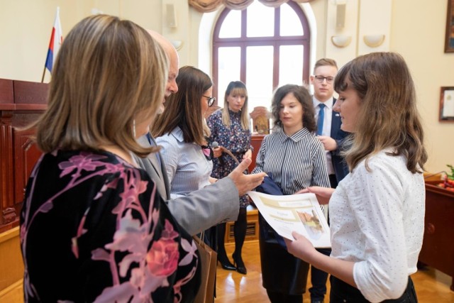 W sali sesyjnej ratusza odbyło się sympozjum literacko-historyczne, które przygotowali uczniowie III LO w Bydgoszczy.