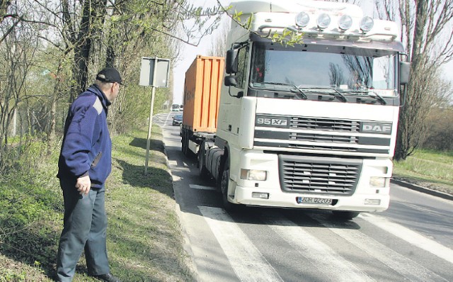 Przejście przez ulicę Bogumińską w okolicy ogrodów działkowych ...