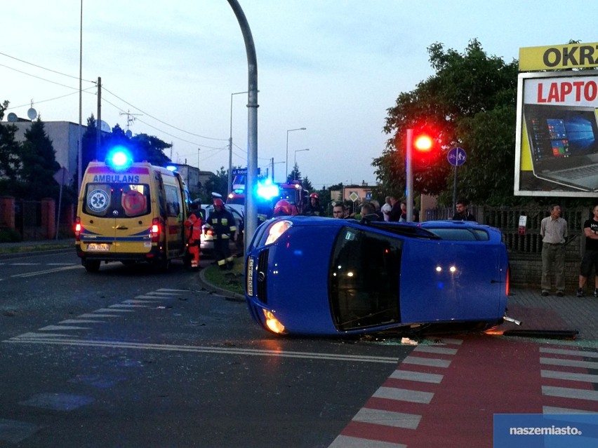 Wypadek na skrzyżowaniu ulicy Robotniczej z Kapitulną we Włocławku. Zderzenie volkswagenów [zdjęcia]