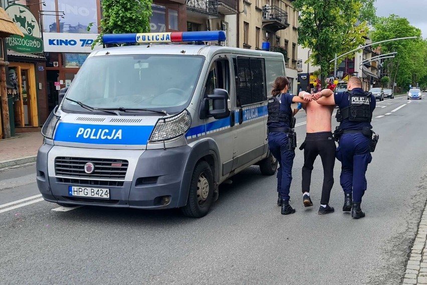 Policjanci zatrzymali agresywnego mężczyznę na Krupówkach....