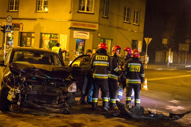 Zderzenie dwóch samochodów przy rynku