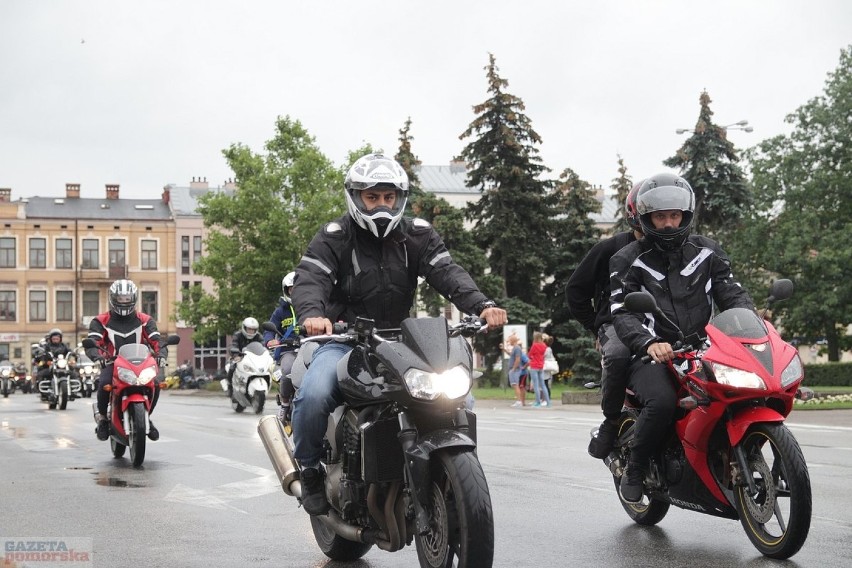 Kilkaset motocykli różnego rodzaju przejechało w sobotę...