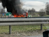 Pożar autobusu miejskiego na autostradzie A4. W środku byli pasażerowie!