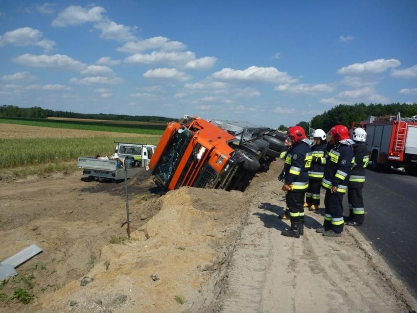 Ciężarówka z rzepakiem w rowie