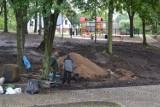 Rewitalizacja parku w Skarszewach. Znaleźli ludzkie szczątki. Sprawą zajmuje się Fundacja "Pamięć"