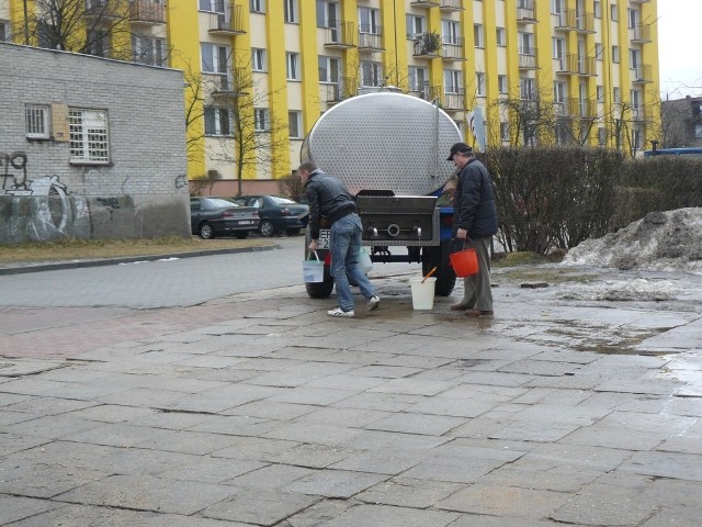 Mieszkańcy ul. Piastowskiej podczas awarii brali wodę z beczkowozu