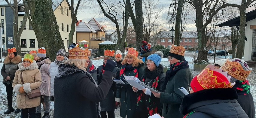 Orszak Trzech Króli w Łebie. Inscenizacja przy parafii Misjonarzy i Oblatów Maryi Niepokalanej [ZDJĘCIA]