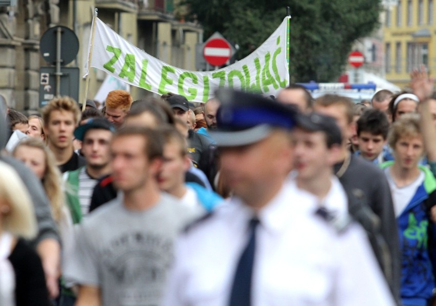 Wrocław: &quot;Twoja stara też to jara&quot;  - czyli zwolennicy konopi przeszli przez miasto (ZDJĘCIA)