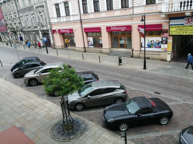 Największe obłożenie na parkingach jest na górnym odcinku ulicy Krakowskiej i Targowej. Na pozostałych znalezienie wolnego miejsca nie stanowi obecnie większego problemu